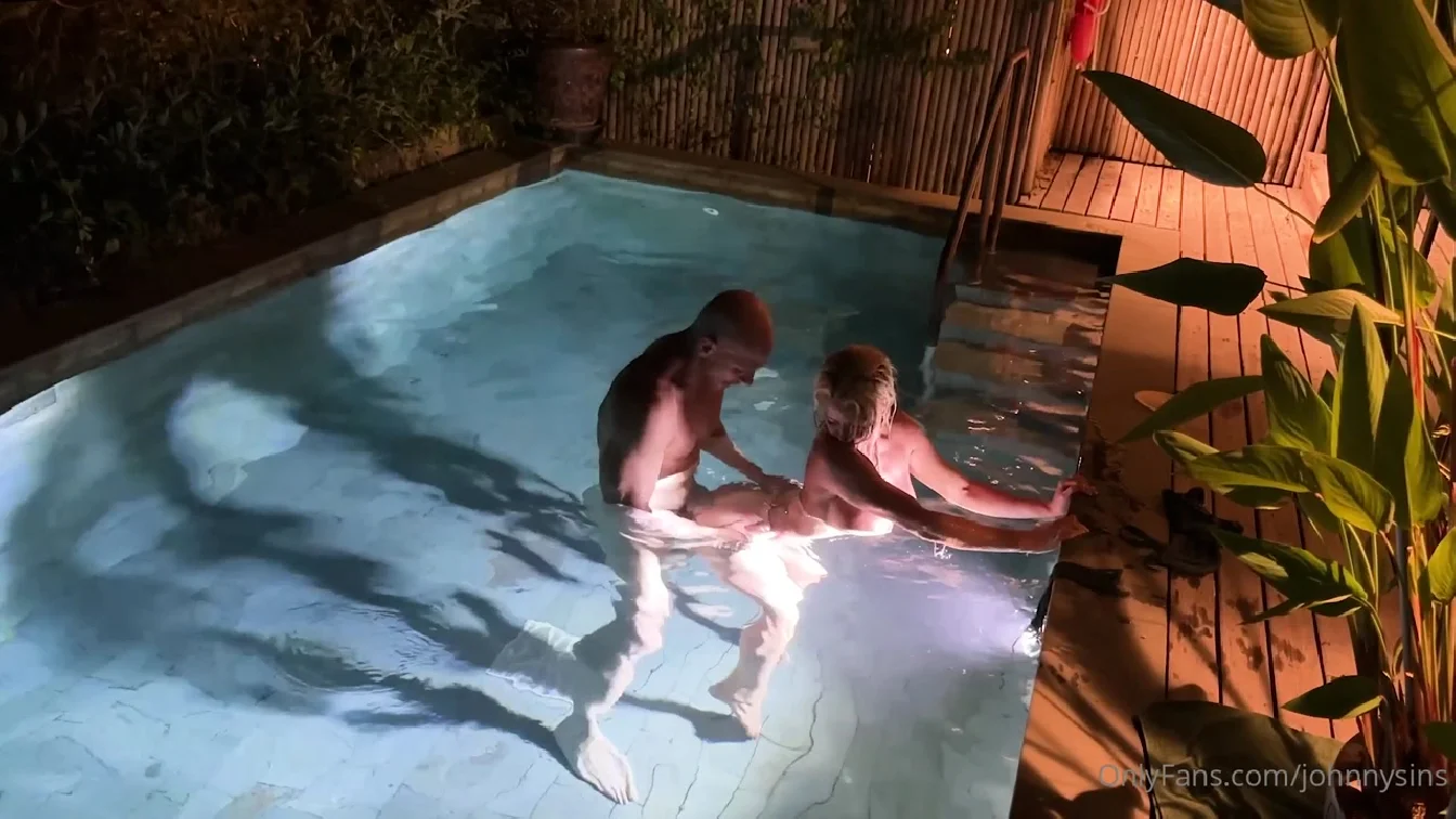 OnlyFans Sienna Day And Johnny Sins Fucking In The Pool On Vacation XXX